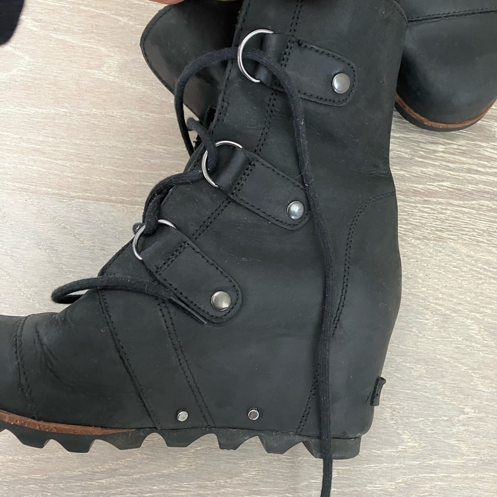 Tie up Joan of Arctic mid wedge. Size 8.5 black